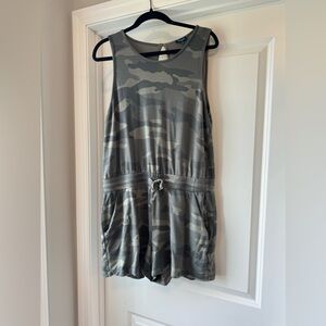 Evereve Splendid tank romper in camo size large